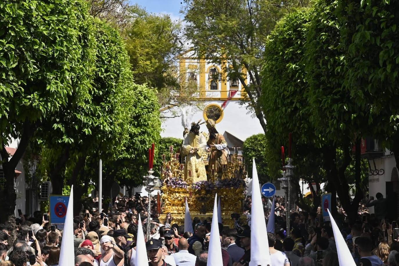Salida de la Hermandad de San Gonzalo desde el barrio de Triana