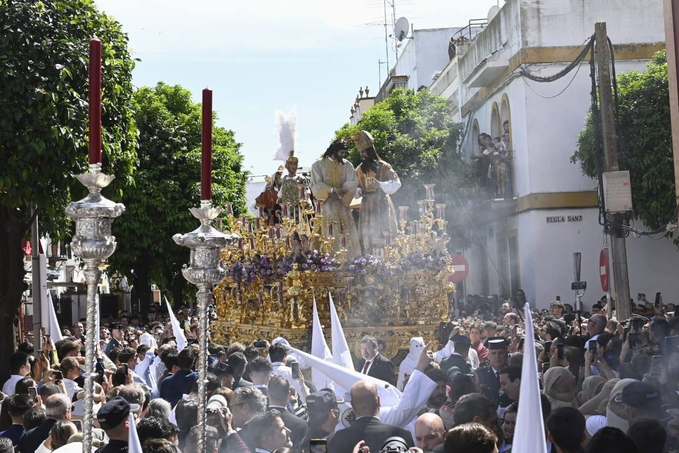 Salida de la Hermandad de San Gonzalo desde el barrio de Triana