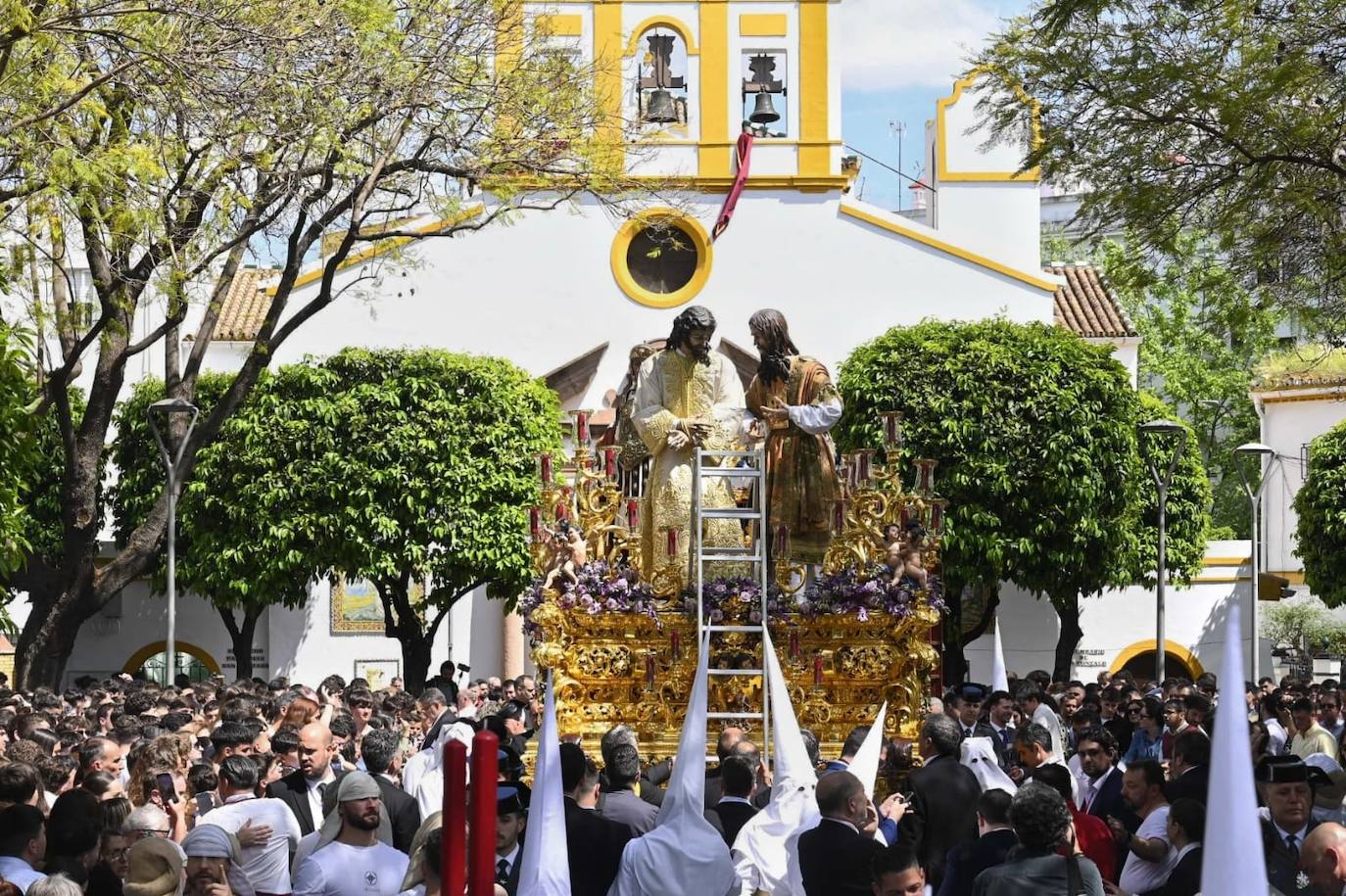 Salida de la Hermandad de San Gonzalo desde el barrio de Triana