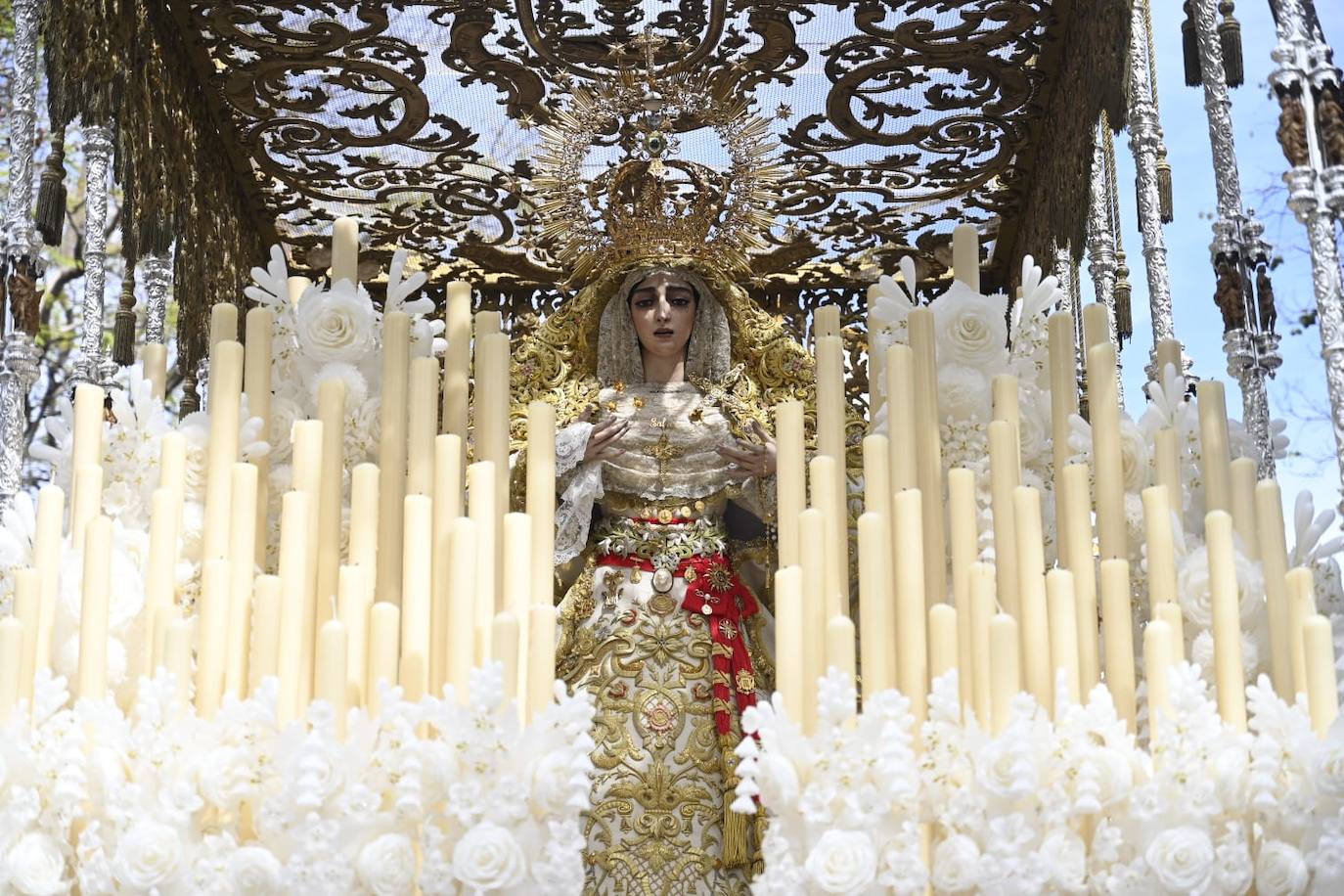 Salida de la Hermandad de San Gonzalo desde el barrio de Triana