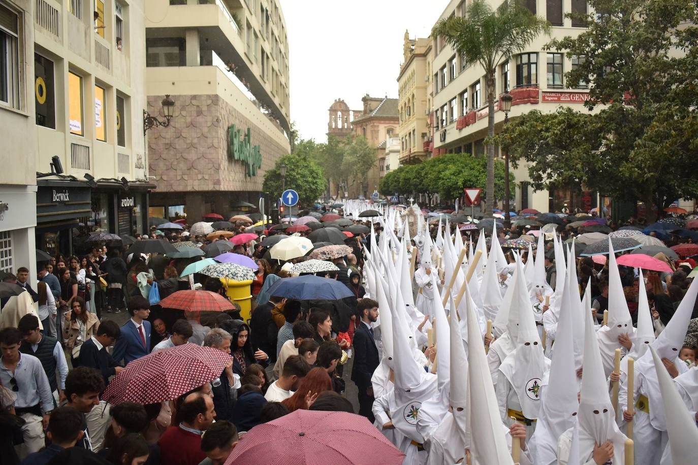 Llueve al paso de la Hermandad de San Gonzalo