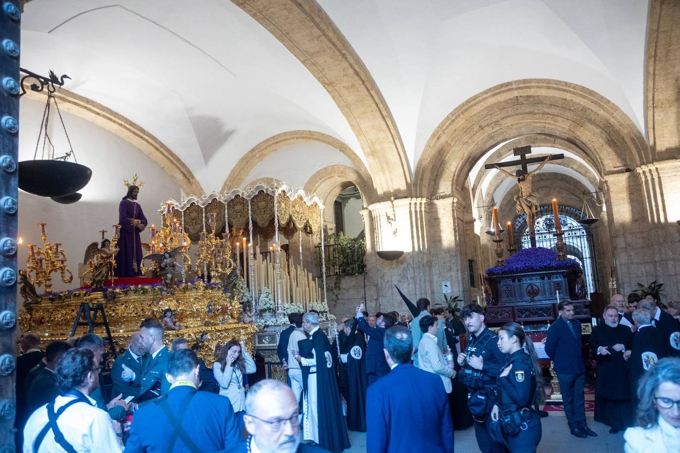 Debido a la lluvia la Hermandad de Santa Genoveva se refugia en el Rectorado