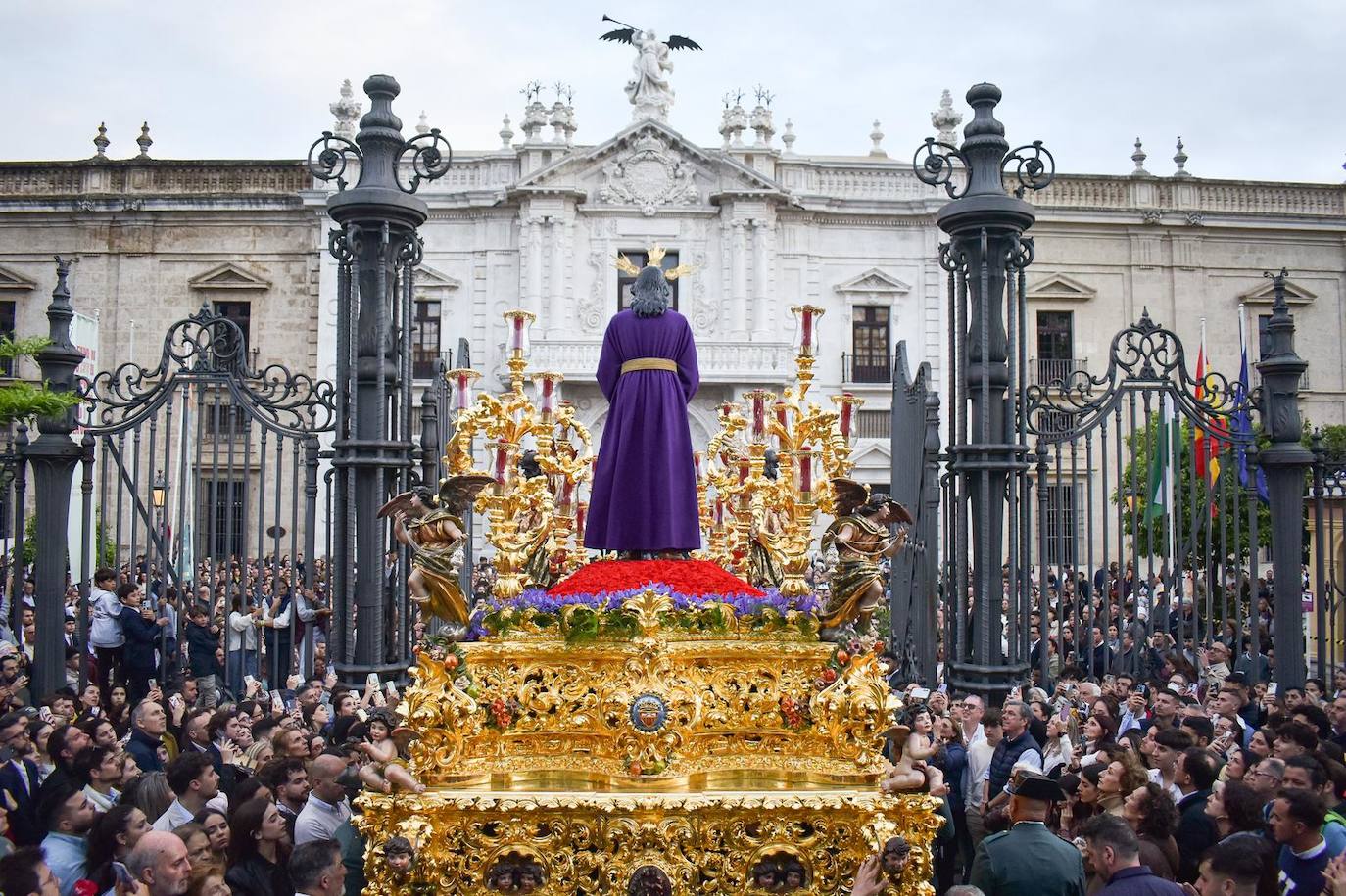 Debido a la lluvia la Hermandad de Santa Genoveva se refugia en el Rectorado