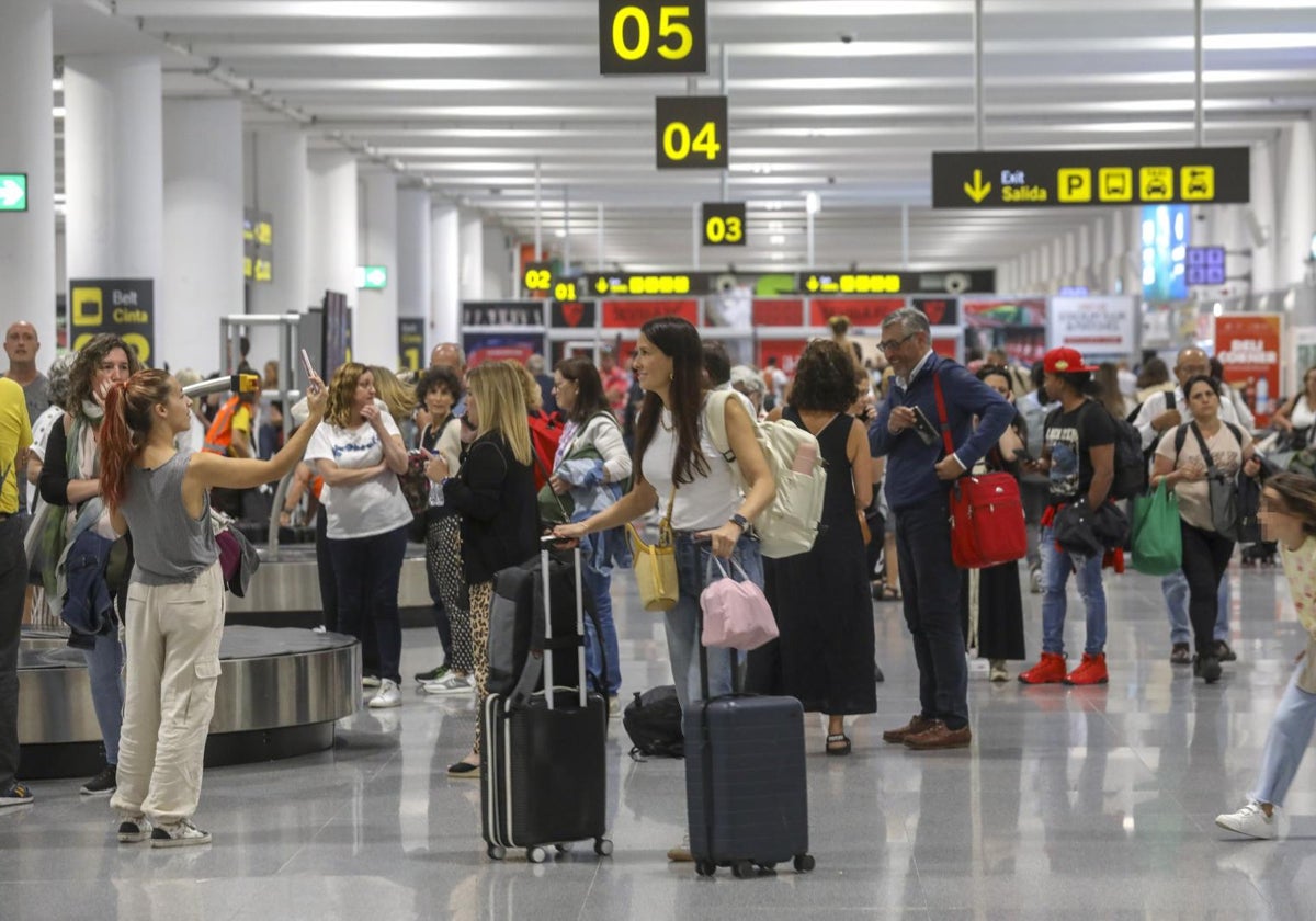 Pasajeros en el aeropuerto de Sevilla