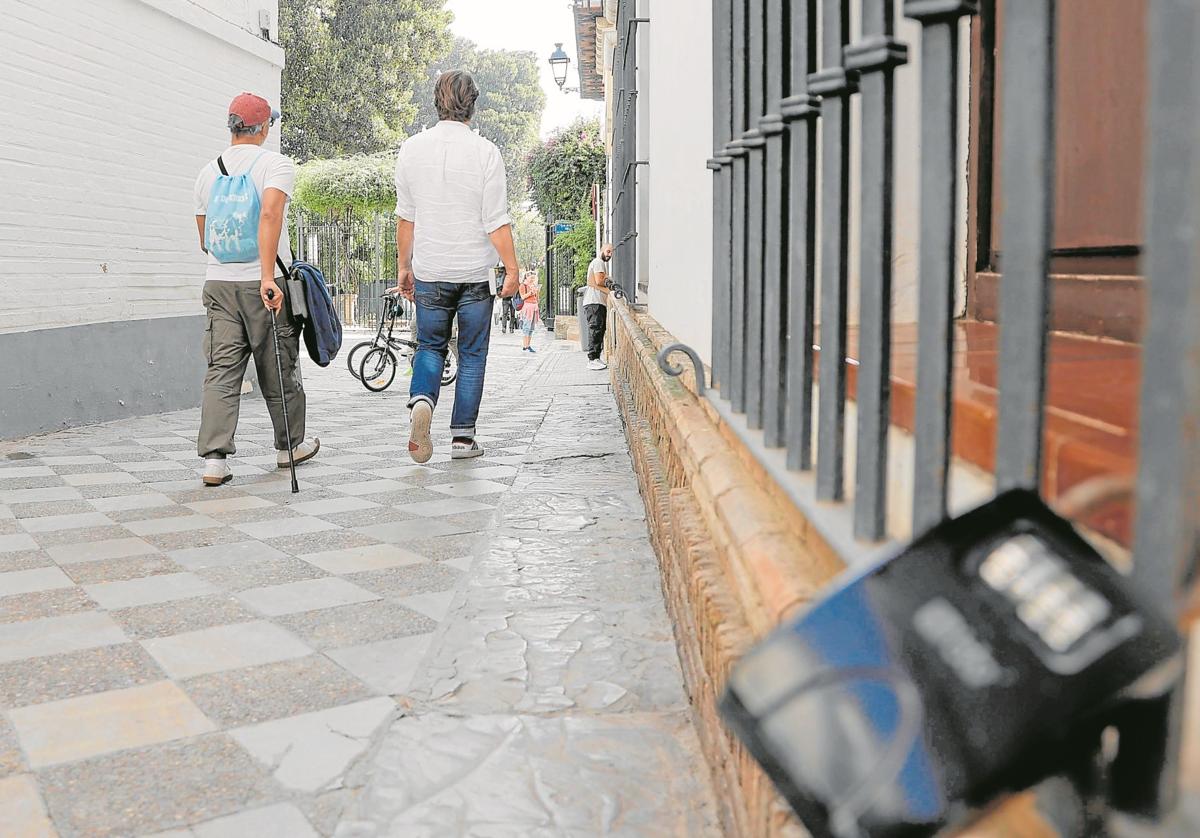 Candados de una del las viviendas turísticas que proliferan en el Centro de Sevilla