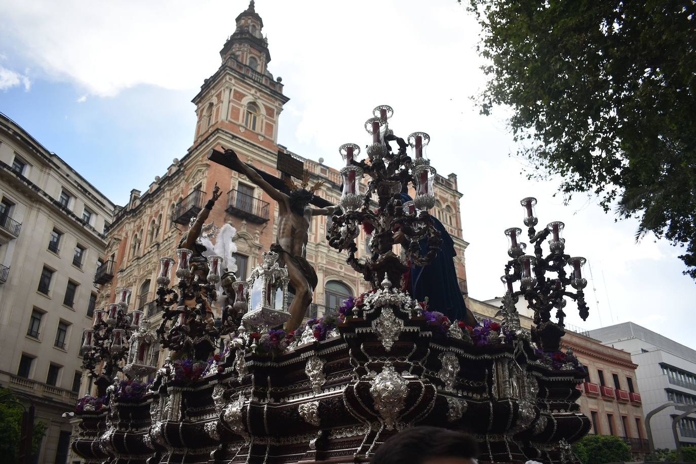Llueve al paso de la Hermandad del Cerro 