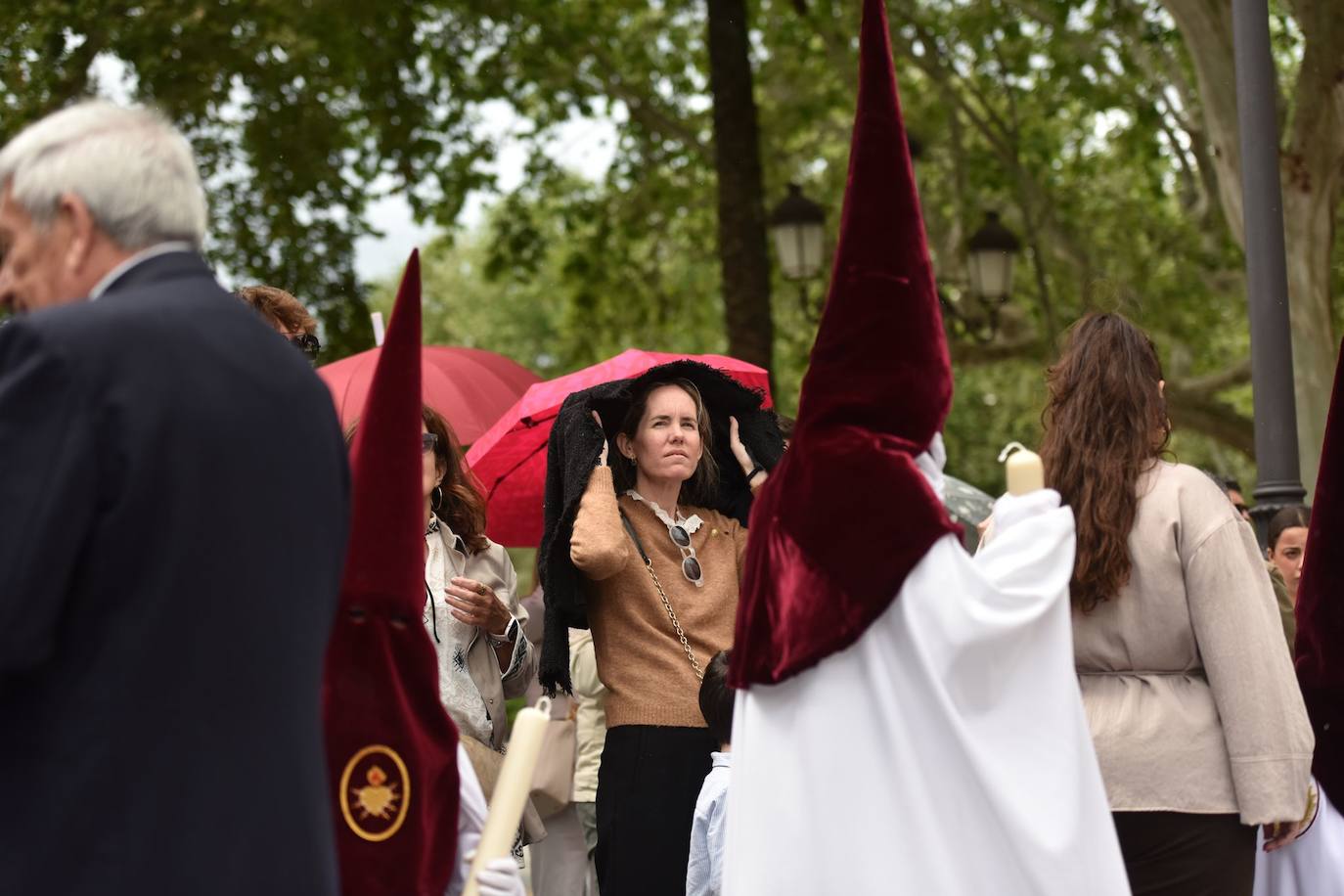 Llueve al paso de  la Hermandad del Cerro por Plaza Nueva 