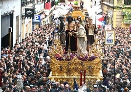 El público se concentra al paso de San Benito por la Cuesta del Rosario obligando a cerrar la calle