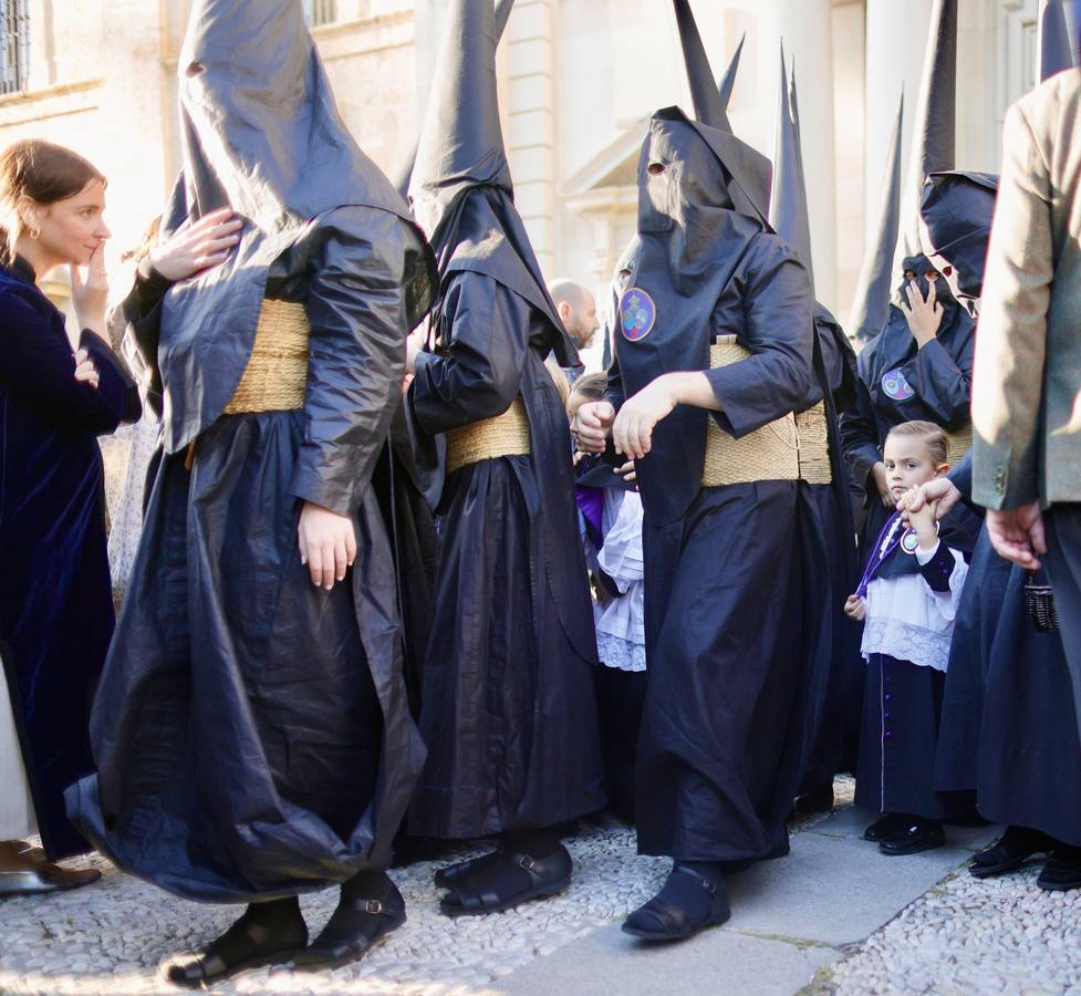 Los nazarenos de los Estudiantes salen del Rectorado de la Universidad de Sevilla tras la decisión de la hermandad