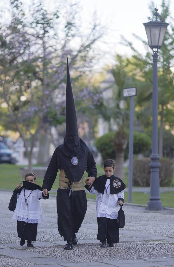Los nazarenos de los Estudiantes salen del Rectorado de la Universidad de Sevilla tras la decisión de la hermandad