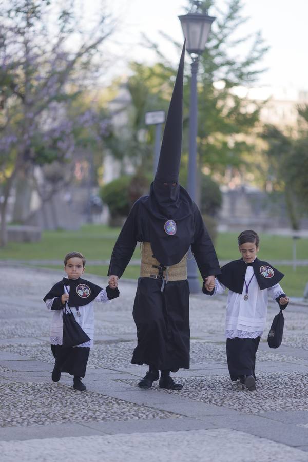 Los nazarenos de los Estudiantes salen del Rectorado de la Universidad de Sevilla tras la decisión de la hermandad