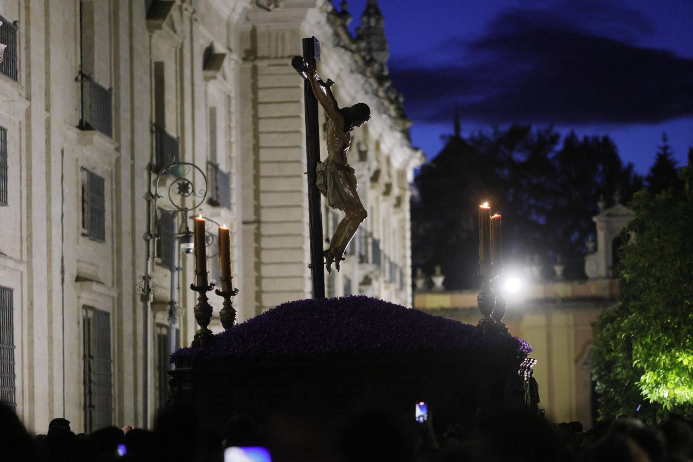 Los titulares de la hermandad de los Estudiantes han realizado un via crucis por dentro de los jardines de la Universidad