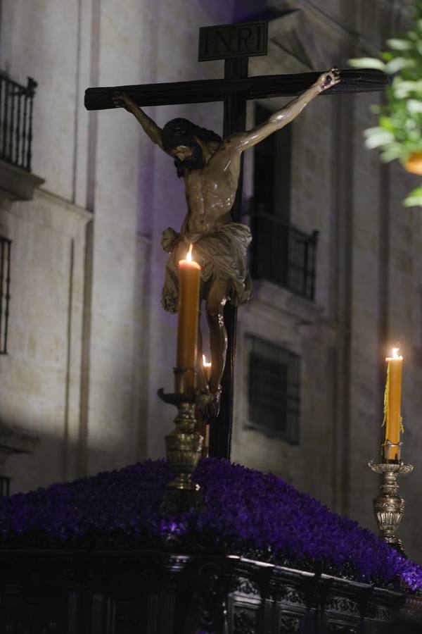Los titulares de la hermandad de los Estudiantes han realizado un via crucis por dentro de los jardines de la Universidad