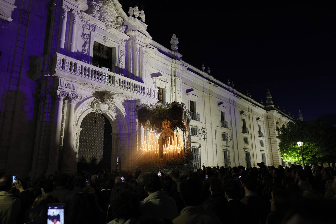 Los titulares de la hermandad de los Estudiantes han realizado un via crucis por dentro de los jardines de la Universidad