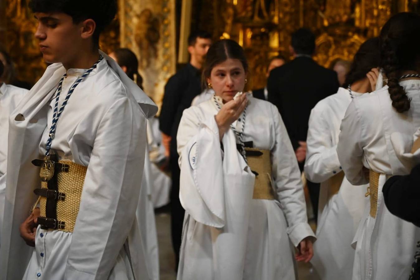 En el interior de la parroquia de San Nicolás los hermanos rezaron alrededor de los titulares de la hermandad