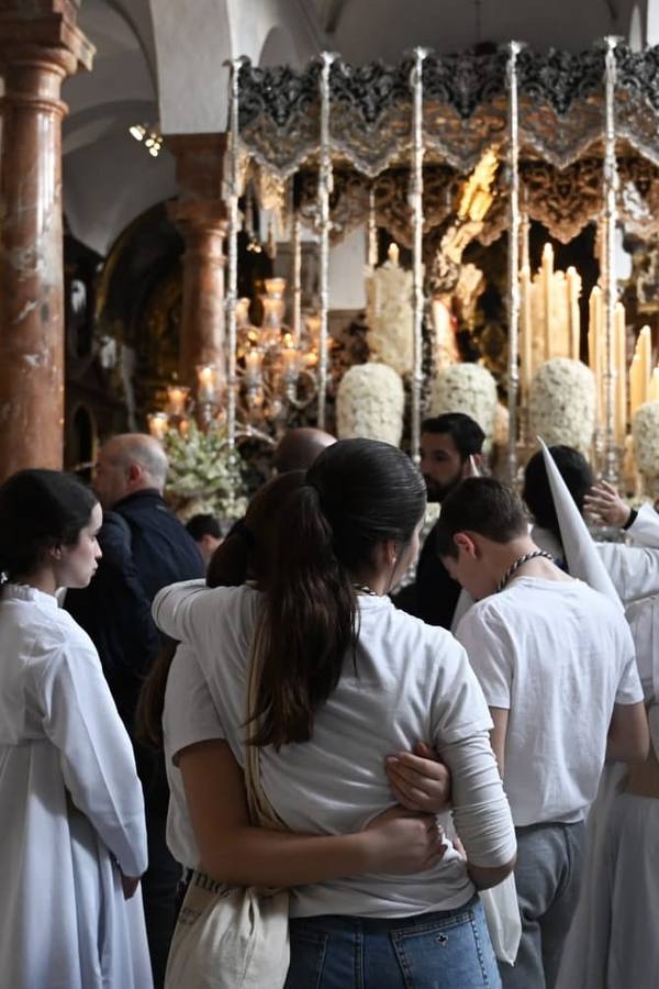En el interior de la parroquia de San Nicolás los hermanos rezaron alrededor de los titulares de la hermandad