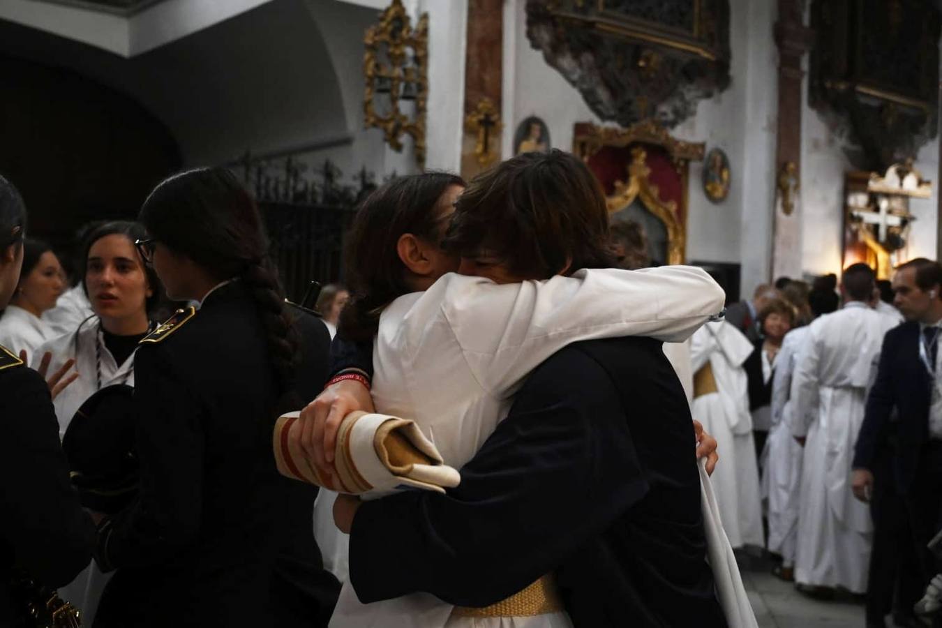 En el interior de la parroquia de San Nicolás los hermanos rezaron alrededor de los titulares de la hermandad