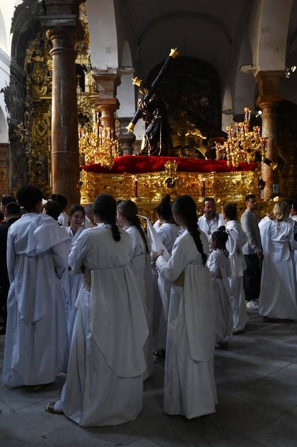 En el interior de la parroquia de San Nicolás los hermanos rezaron alrededor de los titulares de la hermandad