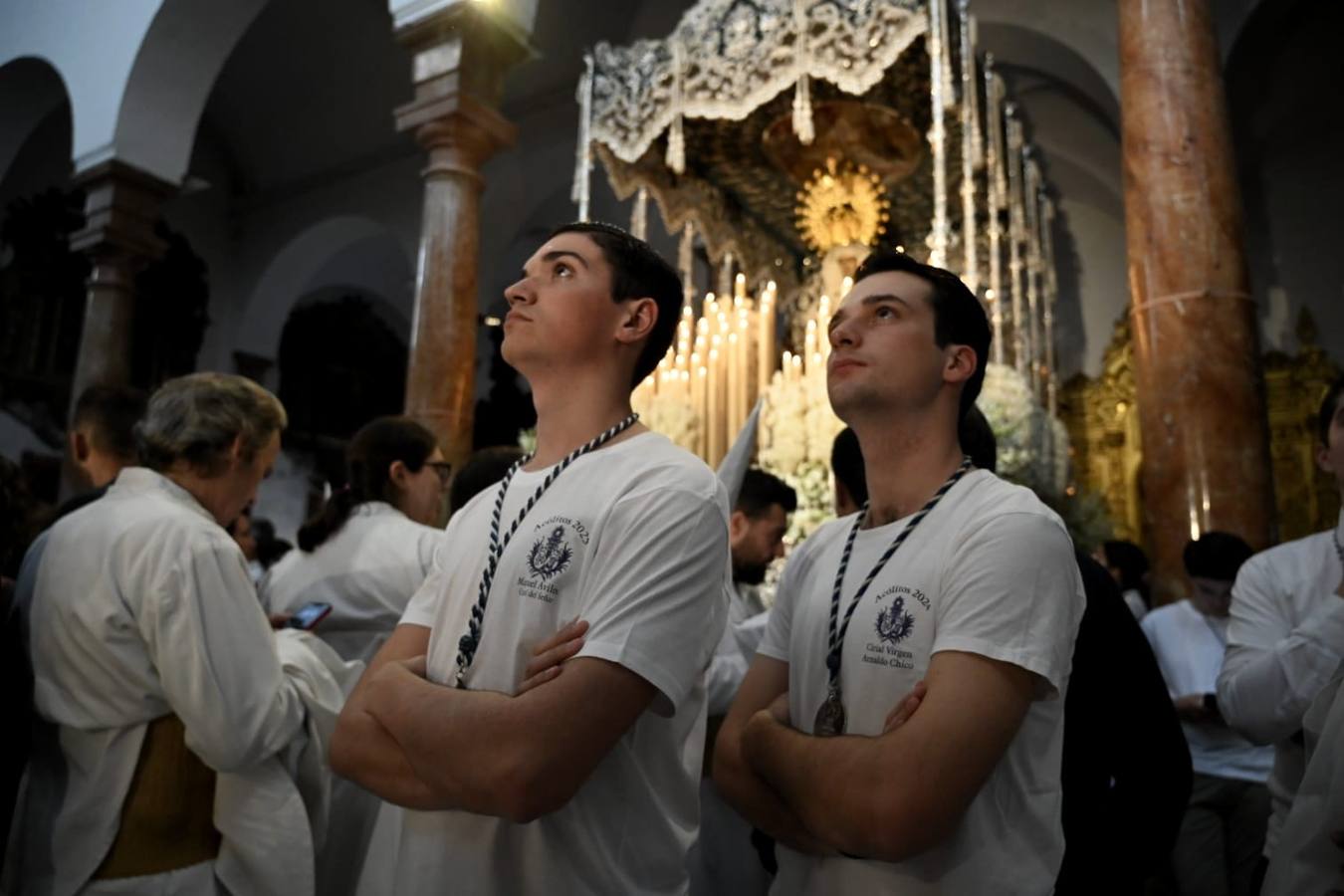 En el interior de la parroquia de San Nicolás los hermanos rezaron alrededor de los titulares de la hermandad