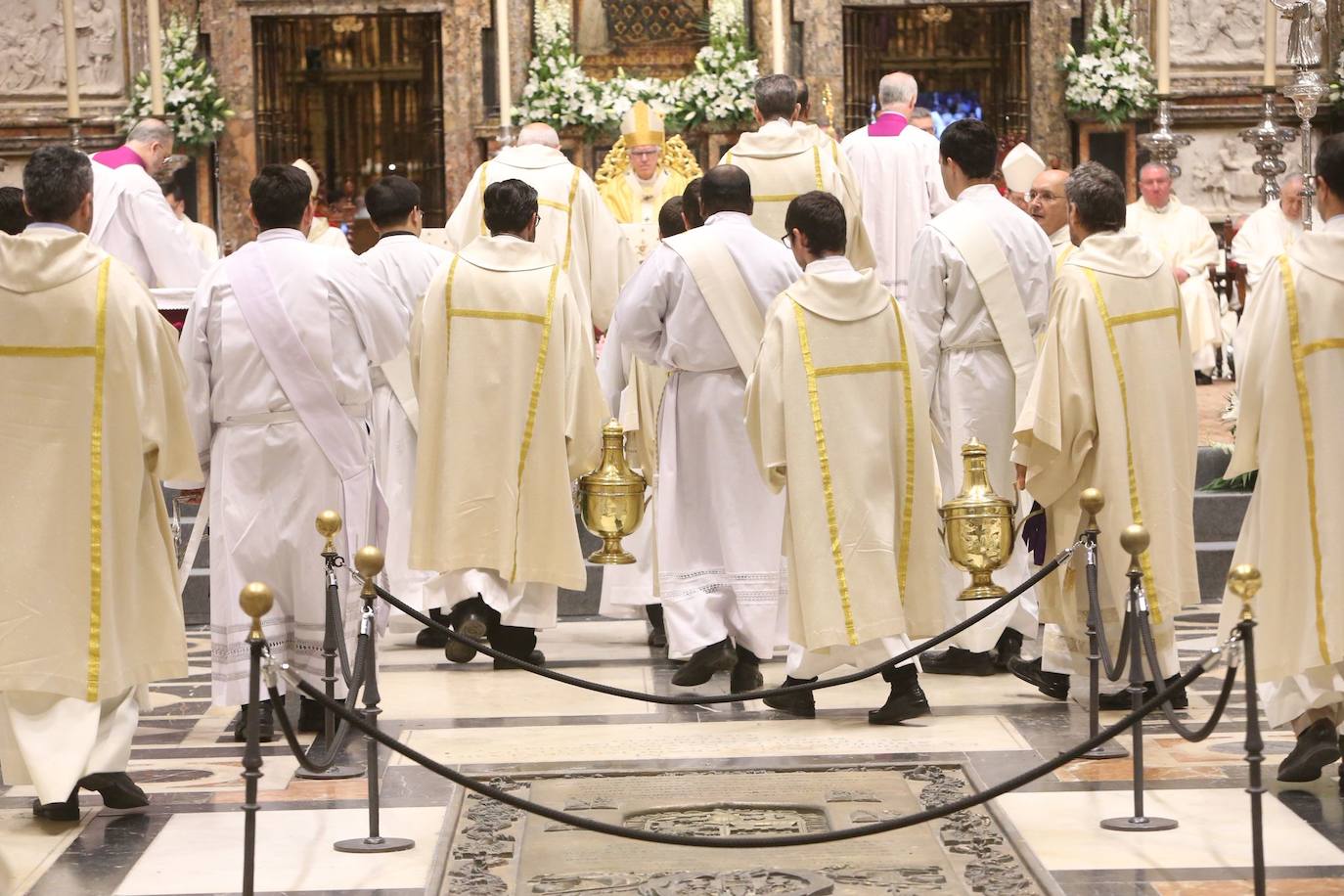 Misa Crismal en la Catedral de Sevilla en la Semana Santa de 2025