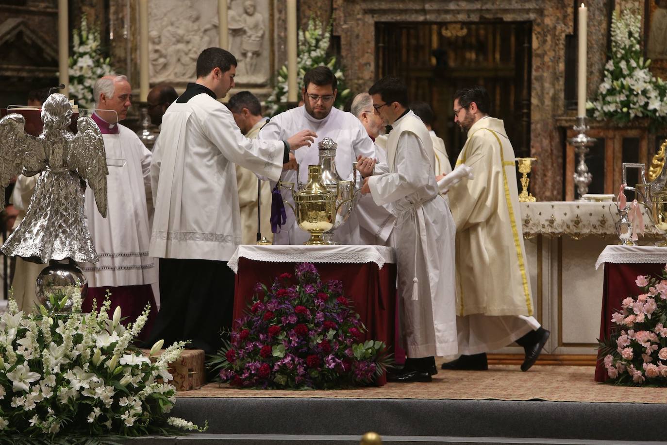 Misa Crismal en la Catedral de Sevilla en la Semana Santa de 2025
