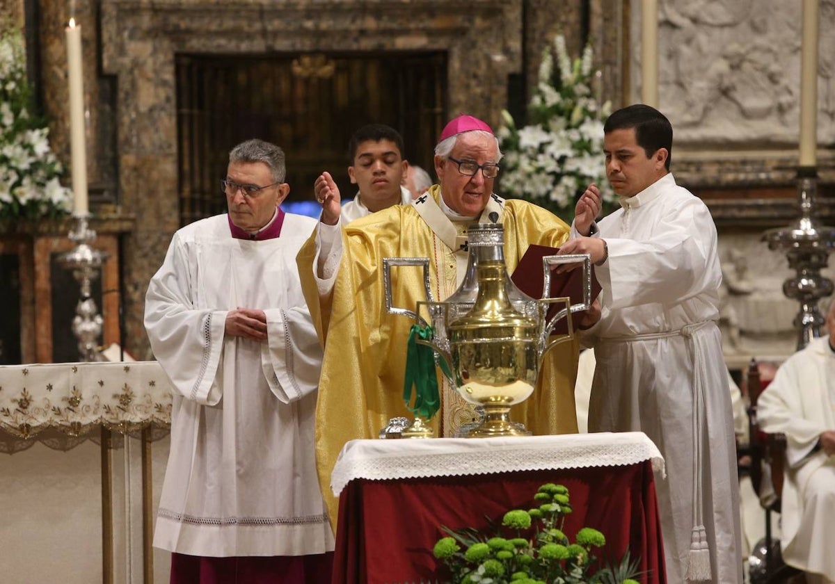 El arzobispo preside la Misa Crismal este Martes Santo en la Catedral de Sevilla
