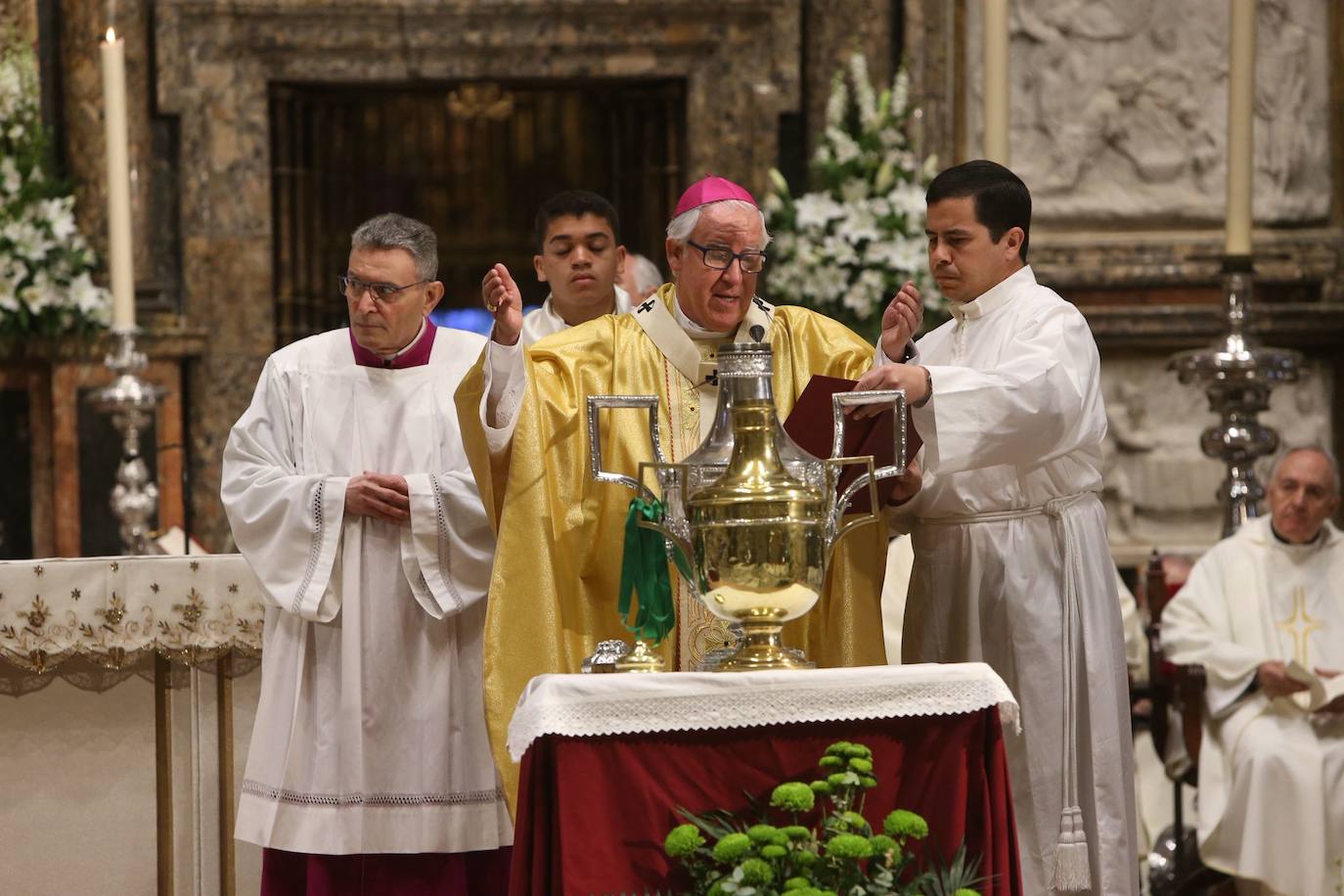 Misa Crismal en la Catedral de Sevilla en la Semana Santa de 2025
