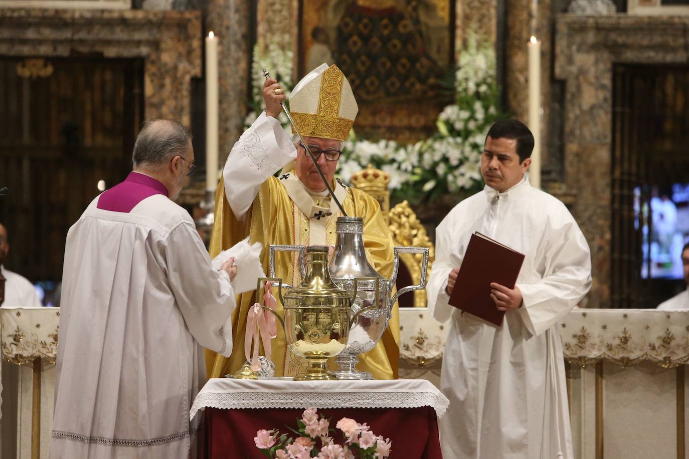 Misa Crismal en la Catedral de Sevilla en la Semana Santa de 2025
