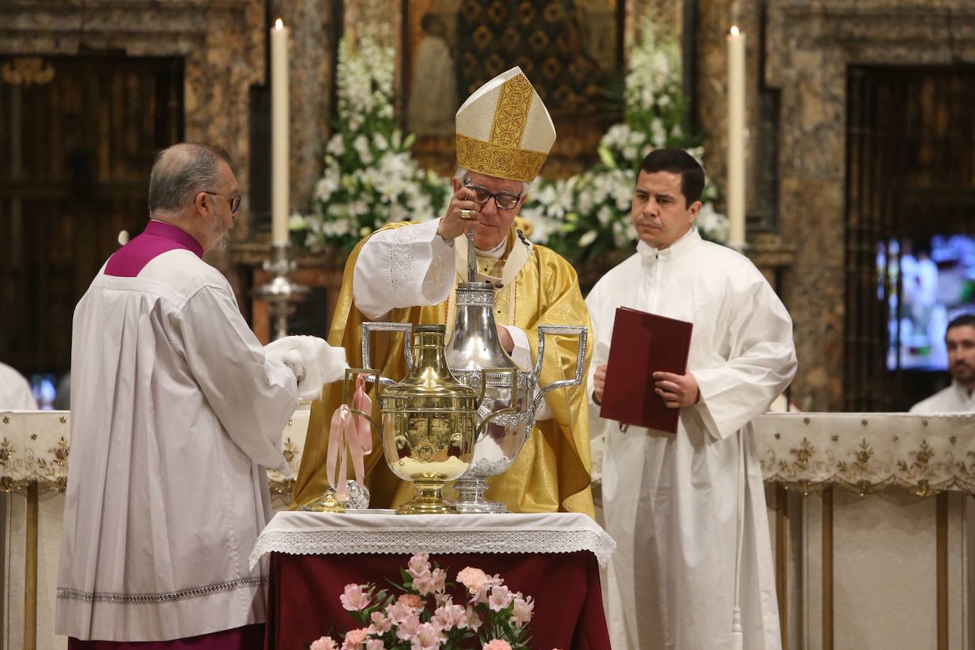 Misa Crismal en la Catedral de Sevilla en la Semana Santa de 2025