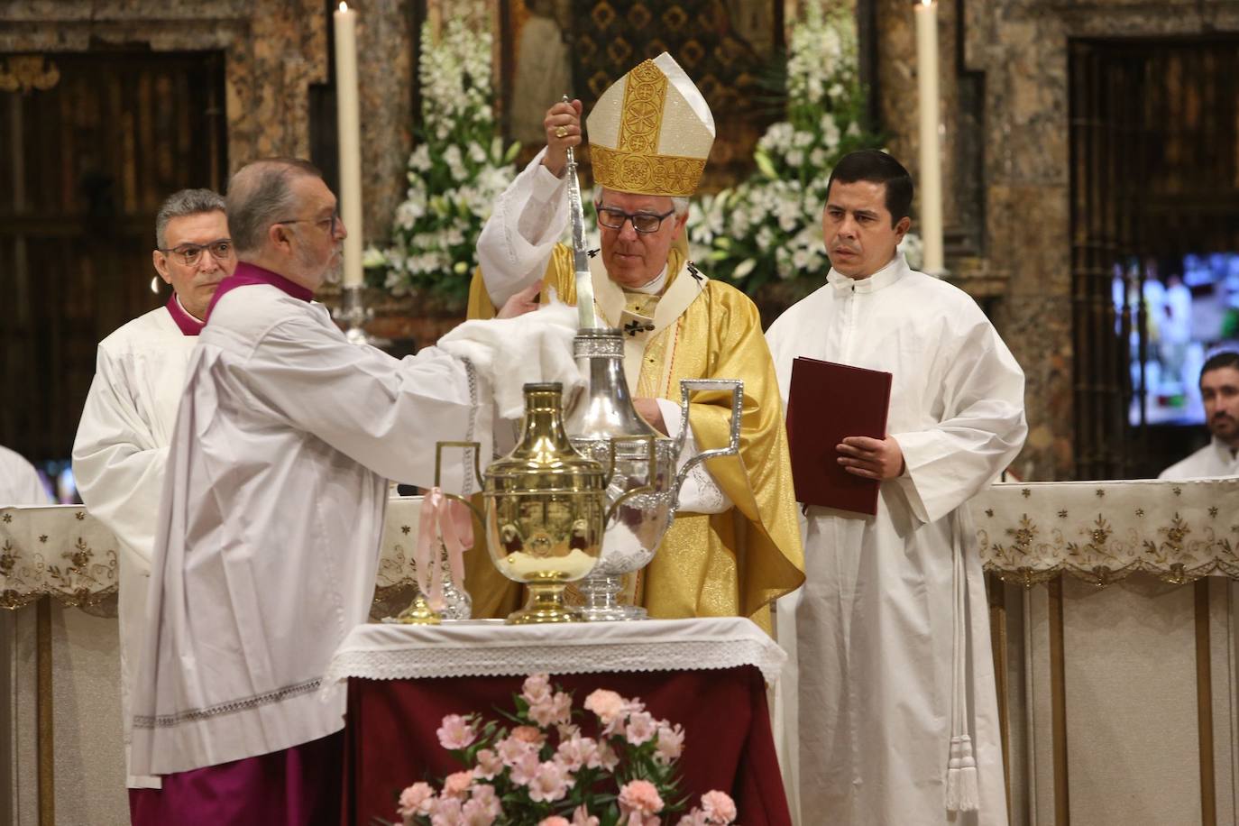 Misa Crismal en la Catedral de Sevilla en la Semana Santa de 2025