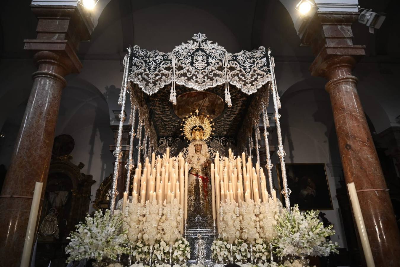 En el interior de la parroquia de San Nicolás los hermanos rezaron alrededor de los titulares de la hermandad