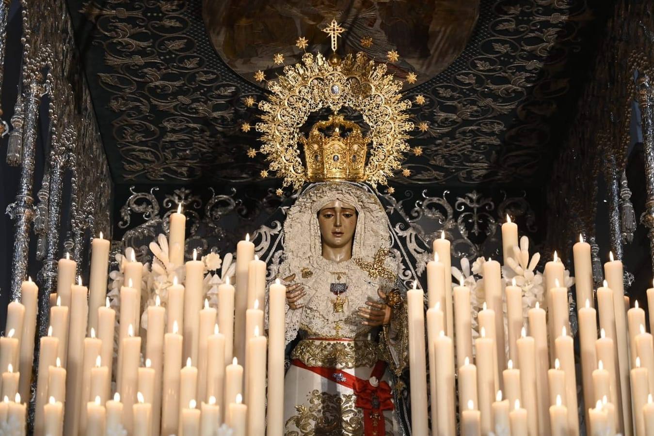 En el interior de la parroquia de San Nicolás los hermanos rezaron alrededor de los titulares de la hermandad