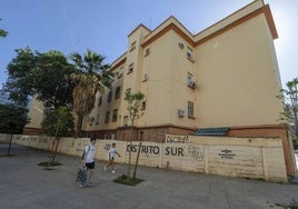 El Ministerio de Defensa ordena el desahucio de vecinos de un bloque de viviendas del barrio de la Pirotecnia de Sevilla