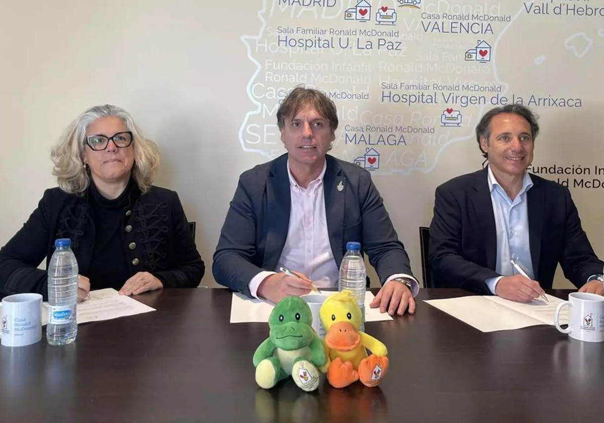 Firma del convenio entre Quirónsalud Sevilla y la Casa Roland McDonald