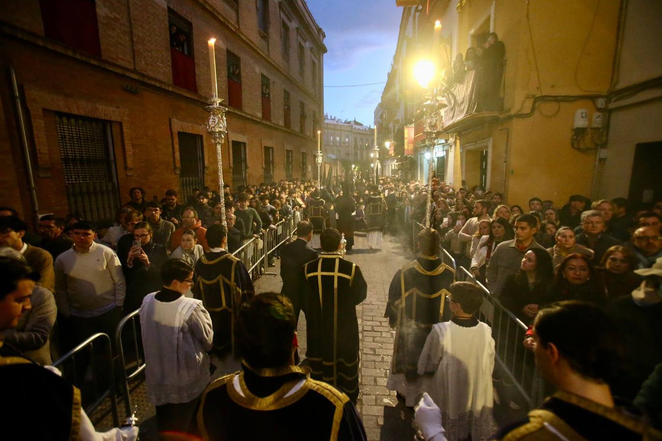 La calle Mateos Gago se ha llenado para ver la salida de esta cofradía que ha desafiado al mal tiempo 