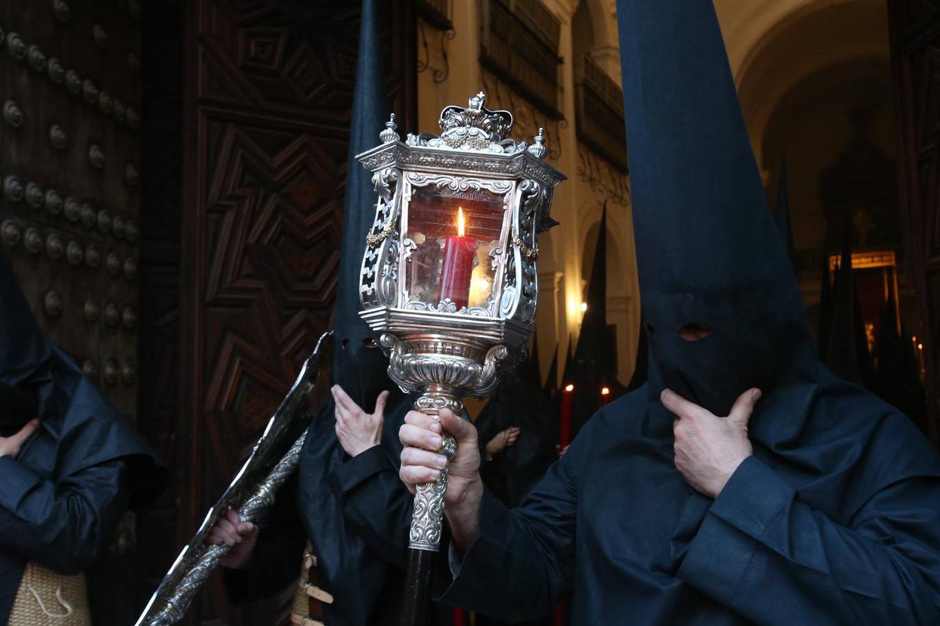 La calle Mateos Gago se ha llenado para ver la salida de esta cofradía que ha desafiado al mal tiempo 