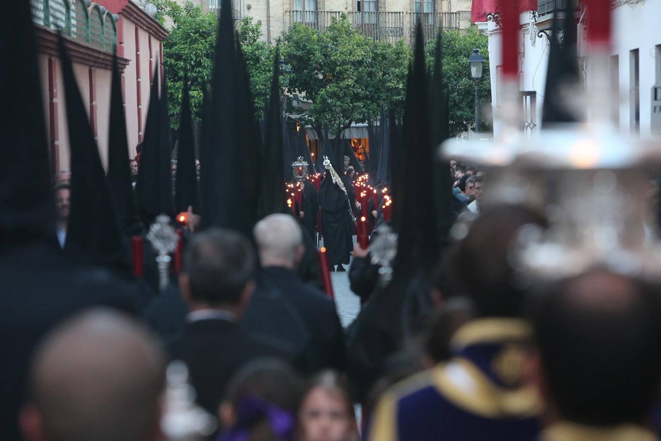 La calle Mateos Gago se ha llenado para ver la salida de esta cofradía que ha desafiado al mal tiempo 