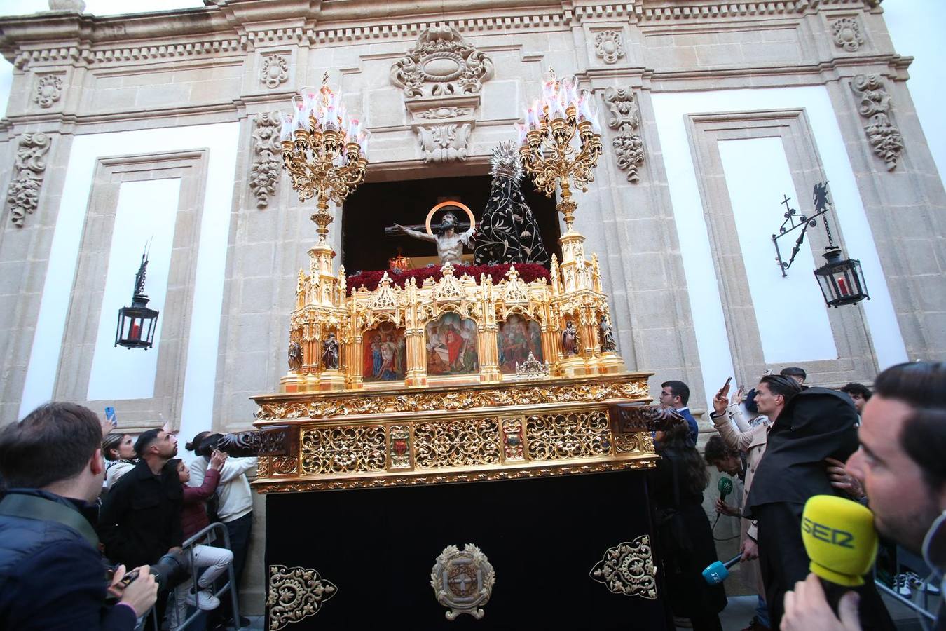 La calle Mateos Gago se ha llenado para ver la salida de esta cofradía que ha desafiado al mal tiempo 