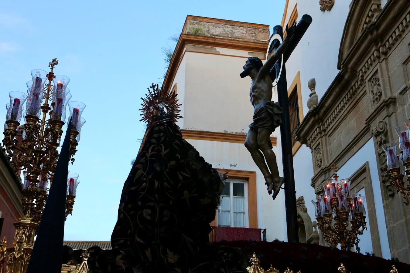 La calle Mateos Gago se ha llenado para ver la salida de esta cofradía que ha desafiado al mal tiempo 