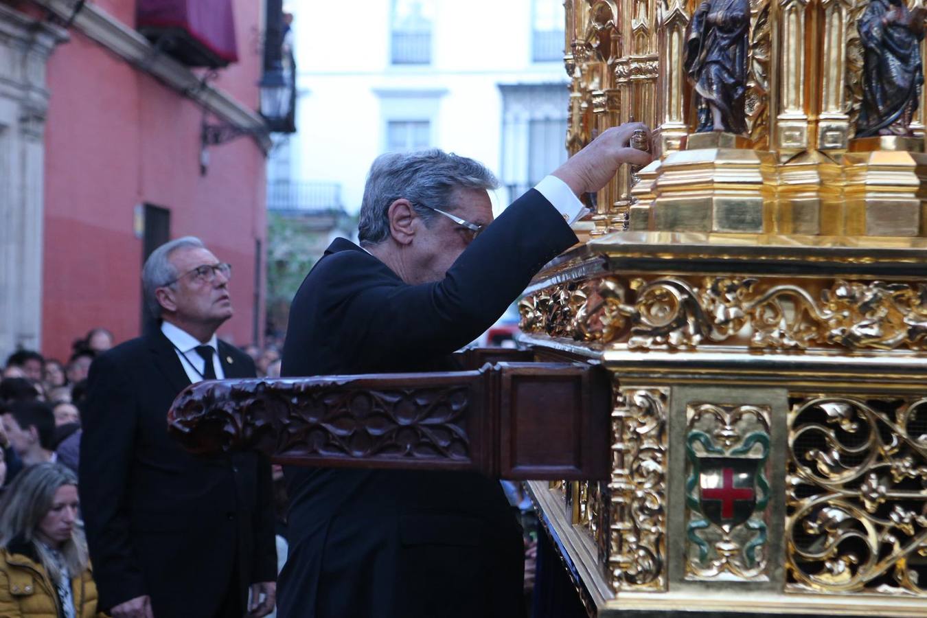 La calle Mateos Gago se ha llenado para ver la salida de esta cofradía que ha desafiado al mal tiempo 