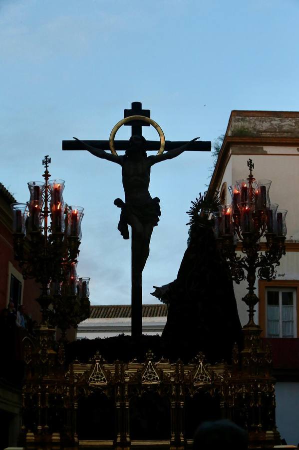 La calle Mateos Gago se ha llenado para ver la salida de esta cofradía que ha desafiado al mal tiempo 