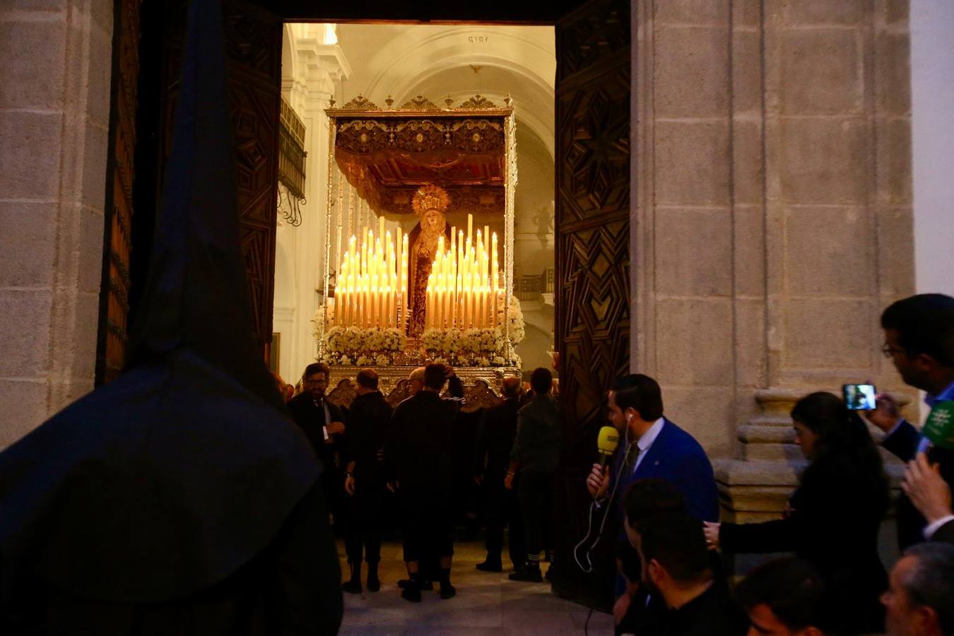 La calle Mateos Gago se ha llenado para ver la salida de esta cofradía que ha desafiado al mal tiempo 
