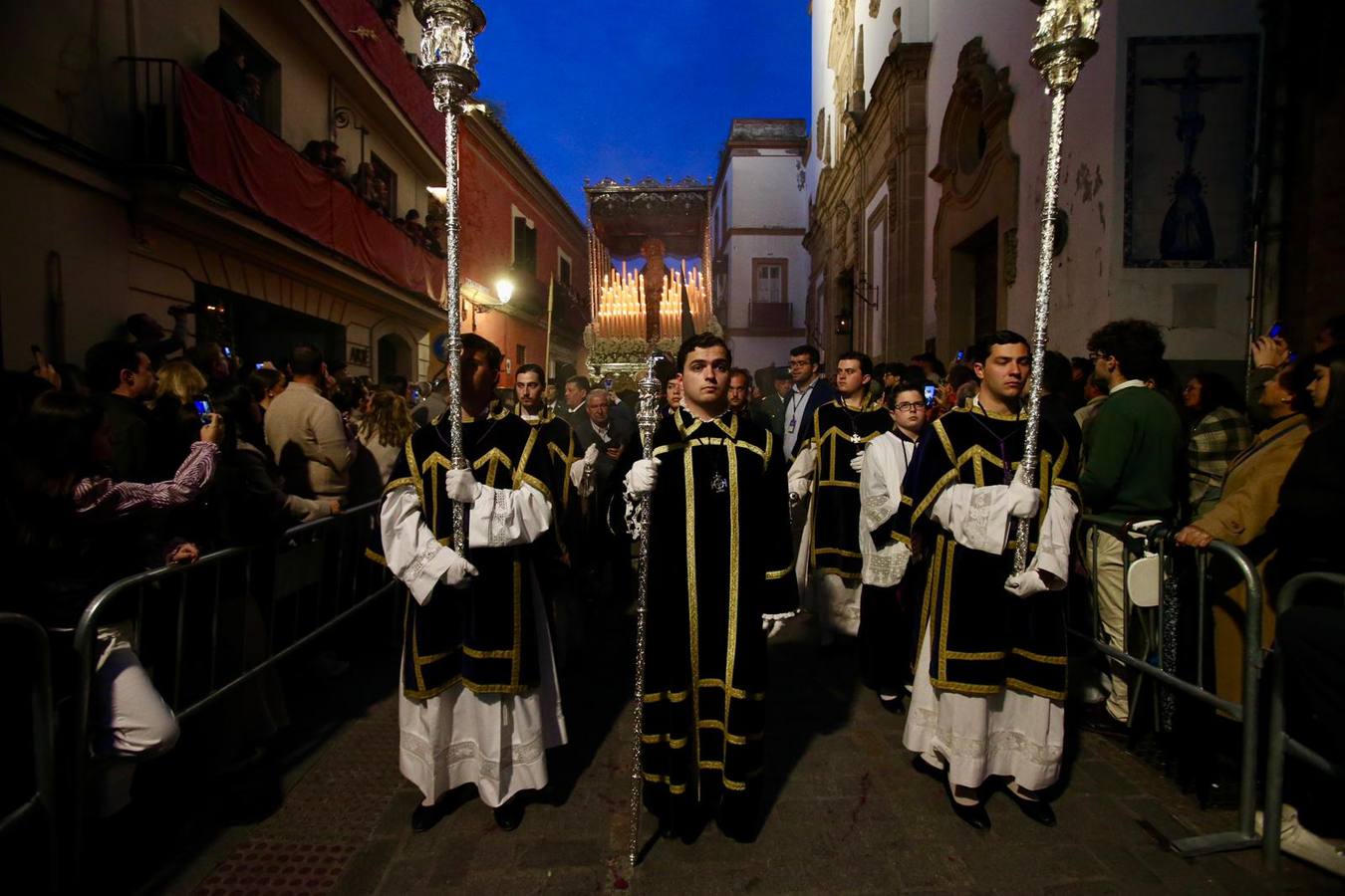 La calle Mateos Gago se ha llenado para ver la salida de esta cofradía que ha desafiado al mal tiempo 
