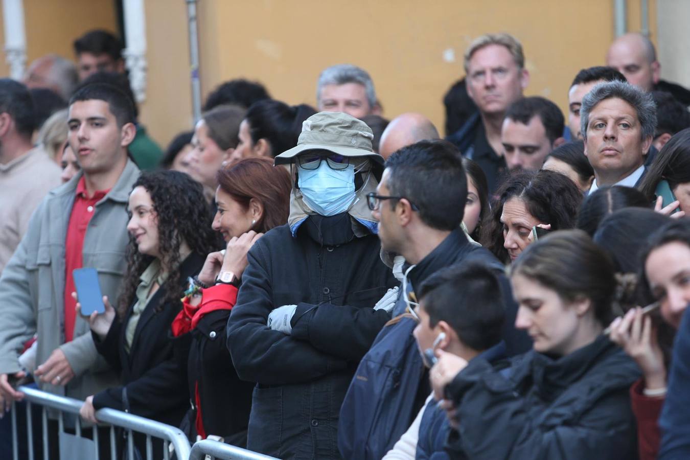 La calle Mateos Gago se ha llenado para ver la salida de esta cofradía que ha desafiado al mal tiempo 