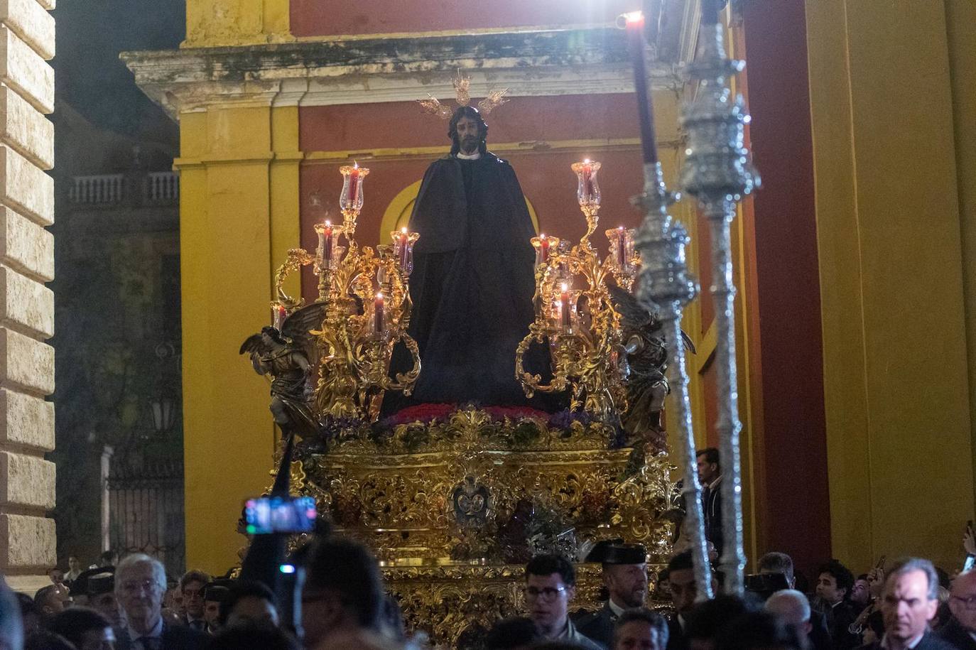Santa Genoveva vuelve al Tiro de Línea tras resguardarse en el Rectorado de la Universidad de Sevilla por la lluvia