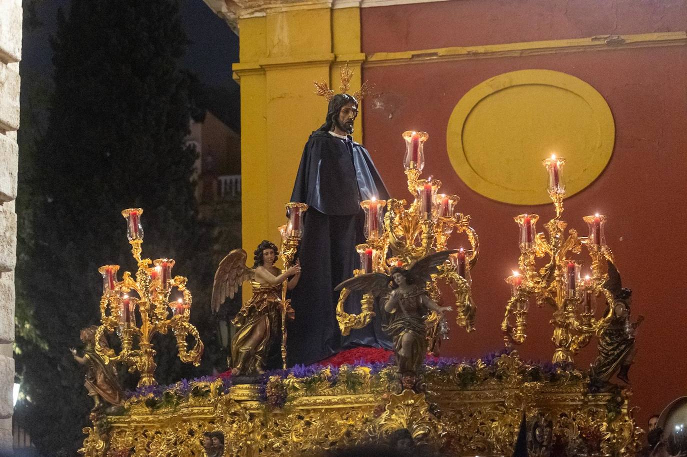 Santa Genoveva vuelve al Tiro de Línea tras resguardarse en el Rectorado de la Universidad de Sevilla por la lluvia