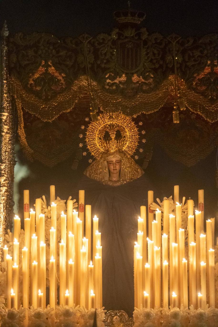 Santa Genoveva vuelve al Tiro de Línea tras resguardarse en el Rectorado de la Universidad de Sevilla por la lluvia