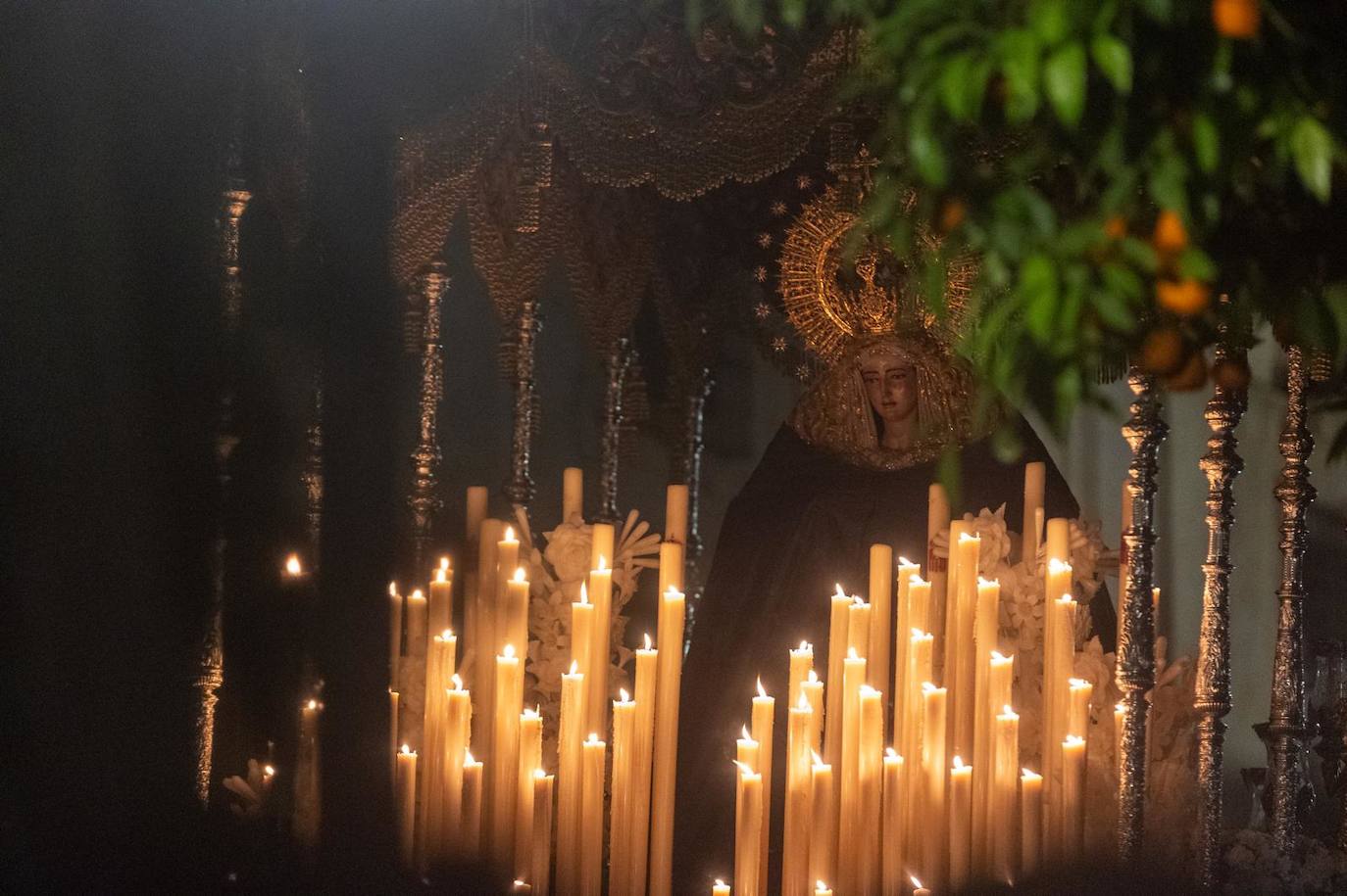 Santa Genoveva vuelve al Tiro de Línea tras resguardarse en el Rectorado de la Universidad de Sevilla por la lluvia