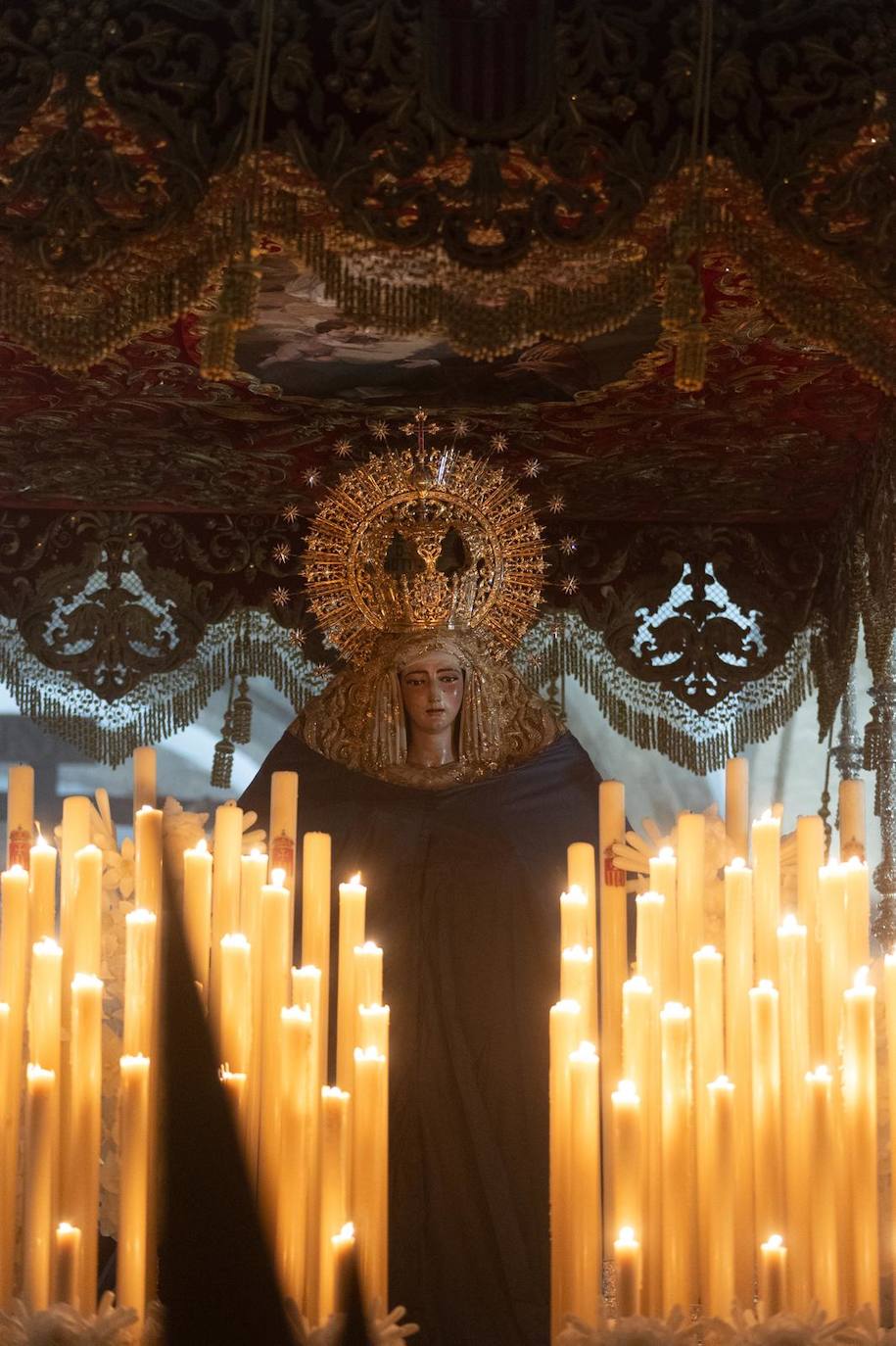 Santa Genoveva vuelve al Tiro de Línea tras resguardarse en el Rectorado de la Universidad de Sevilla por la lluvia