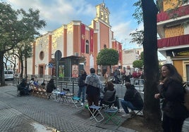 Los vecinos del Cerro del Águila esperan a la Virgen de los Dolores desde primera hora de la mañana